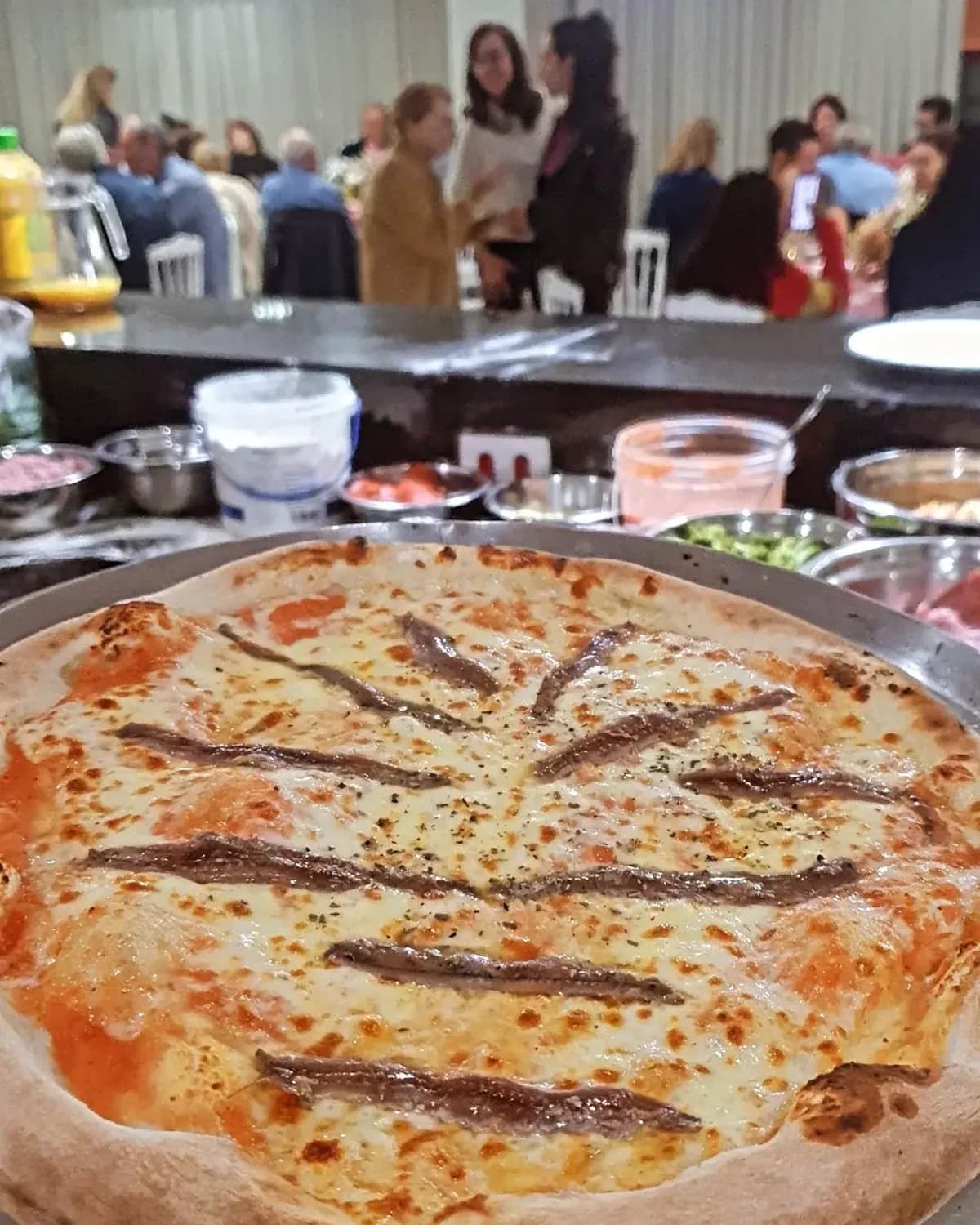 Mesa de evento com pizzas da La Capanna Eventos