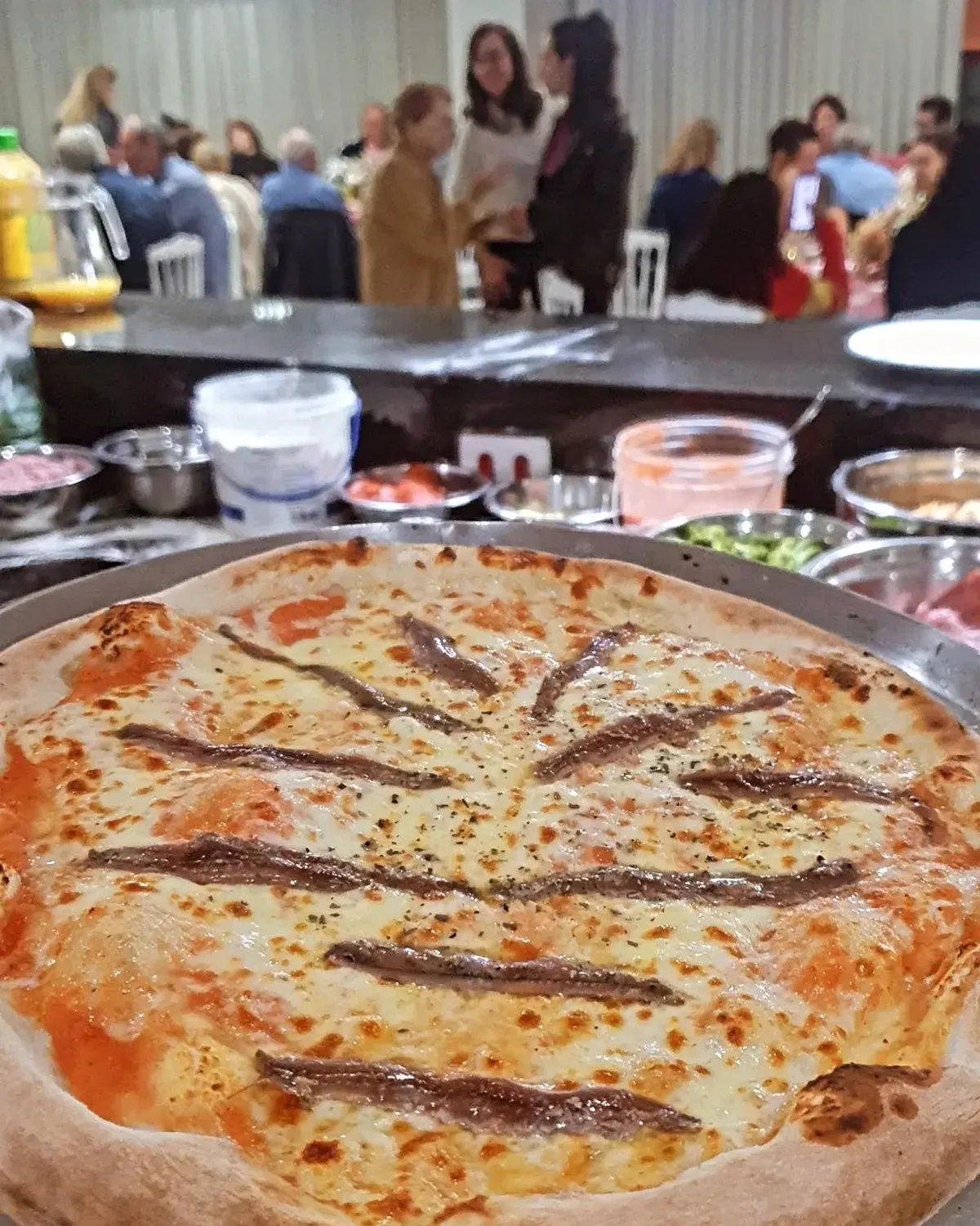 Mesa de evento com pizzas da La Capanna Eventos
